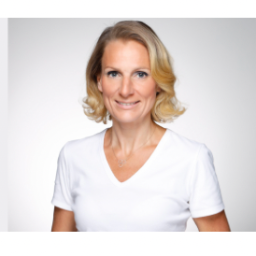 Dr.  Julia Fischer